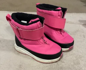 Pink snow boots w black Size 9 - size Shoes:           9 & 9.5 (Little Kid)